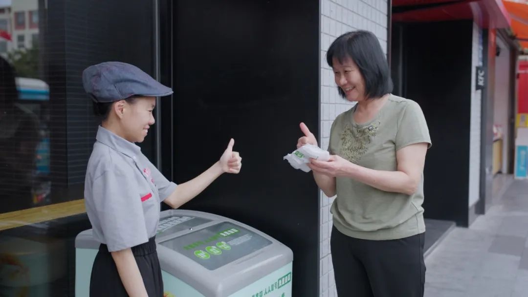 55岁老人每周步行3公里，竟是为了这个暖心举动！你猜他发现了什么？  第3张