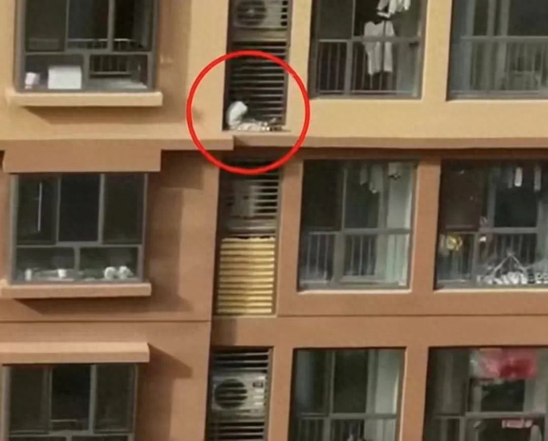惊魂4楼！空调师傅如何用一根安全绳救下命悬一线的幼童？