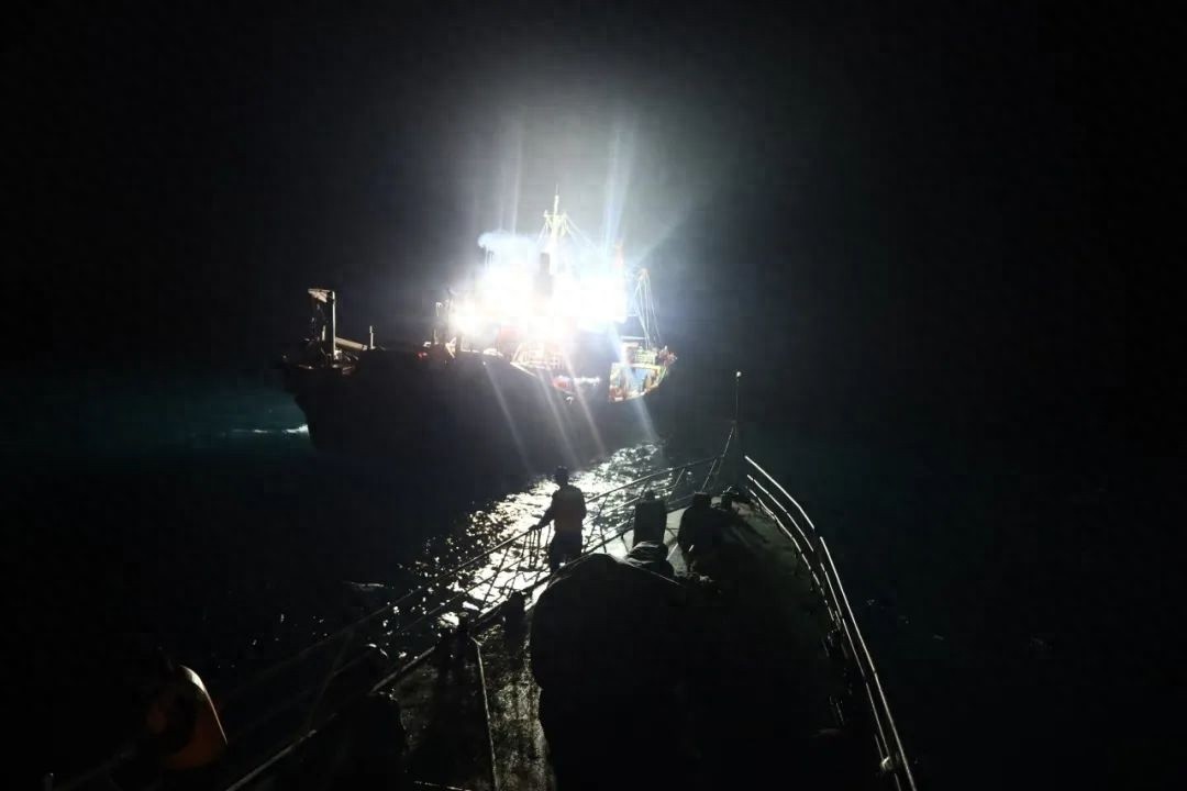 惊心动魄！漳州海警深夜勇救遇险渔民，生死救援震撼人心