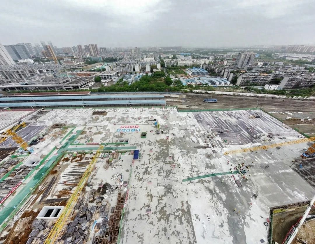 西南最大铁路站房改扩建完成封顶！成渝中线高铁将如何改变你的出行？