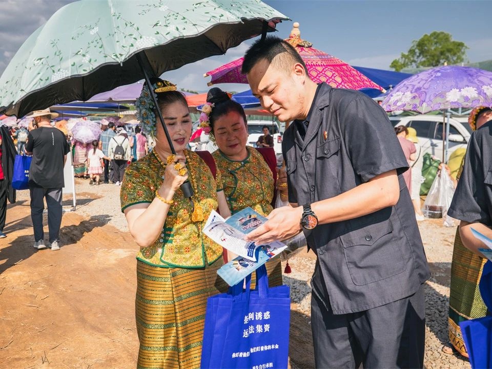 万人狂欢泼水节，法院干警竟在街头支摊普法？这场面你见过吗  第3张