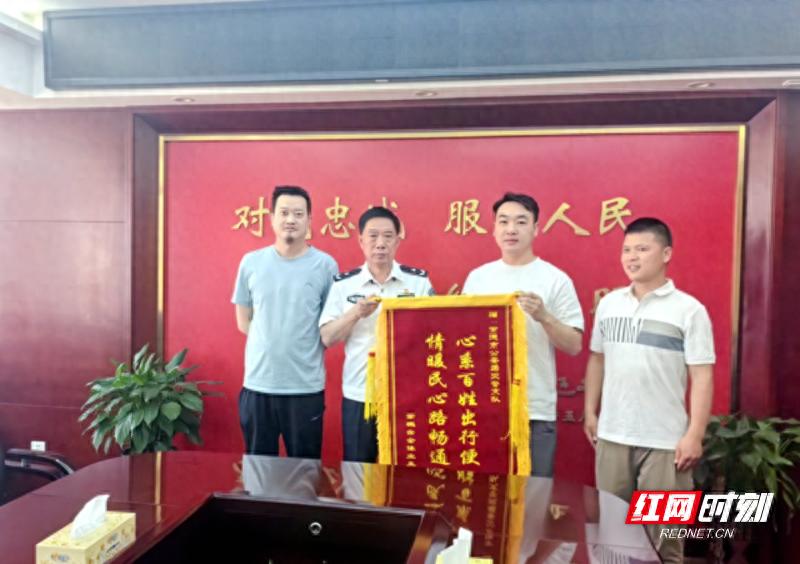 市民送锦旗感谢交警！常德这个小区居民为何如此感动？