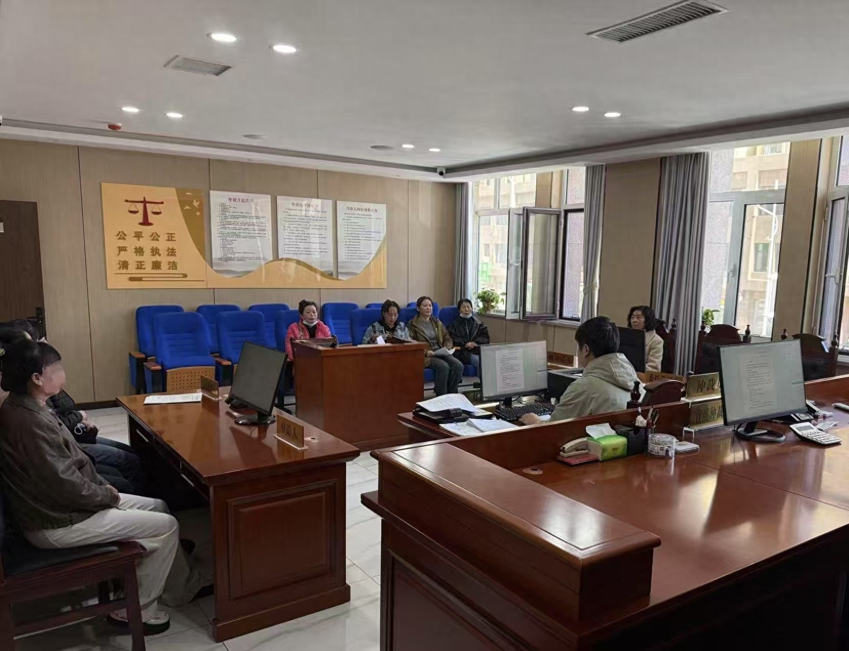 十年老员工突遭解雇，三个钟头就解决了！仲裁员用了什么妙招？
