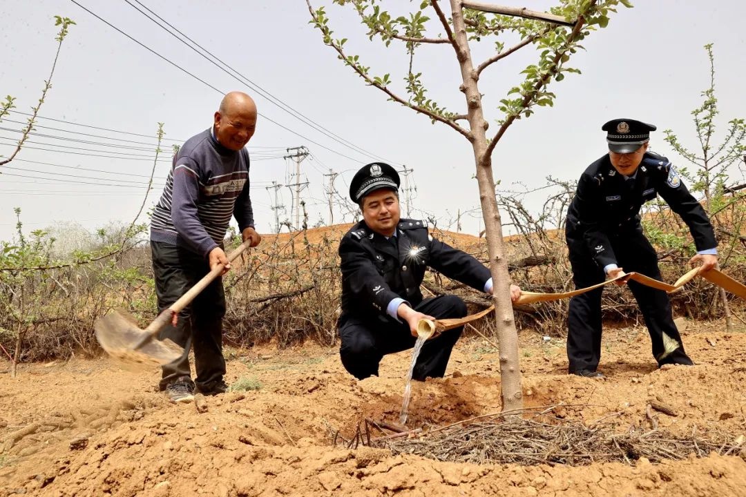 警务背包走村入户，民警变身移动服务站！这样的便民服务你见过吗？  第2张