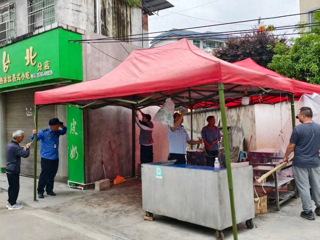 荔波县甲良镇如何破解马路市场治理难题？多部门联动雷霆整治显成效