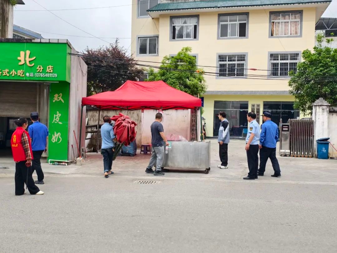 荔波县甲良镇如何破解马路市场治理难题？多部门联动雷霆整治显成效  第3张