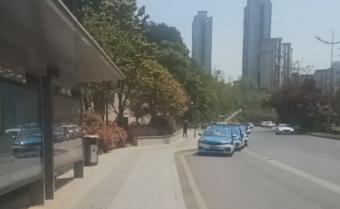 贵阳交警这波操作太给力！省医观山湖院区违停乱象为何一夜消失？  第1张