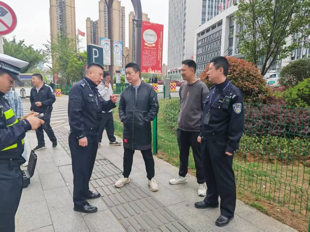 贵阳交警这波操作太给力！省医观山湖院区违停乱象为何一夜消失？  第3张