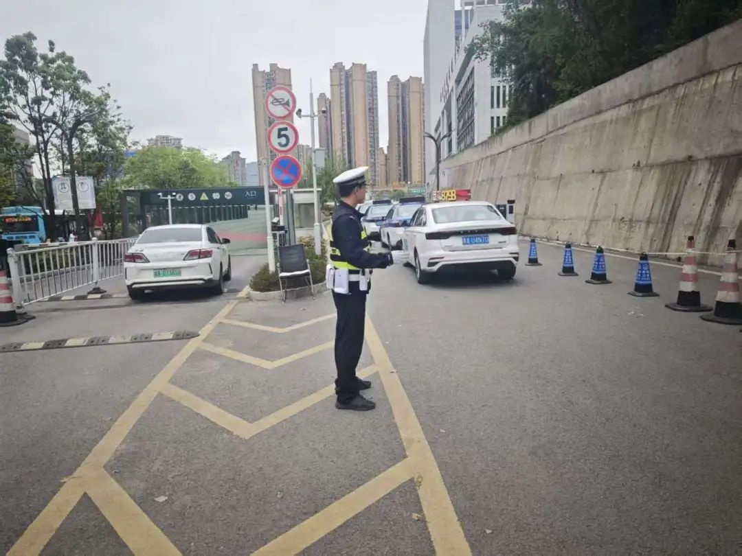 贵阳交警这波操作太给力！省医观山湖院区违停乱象为何一夜消失？  第5张