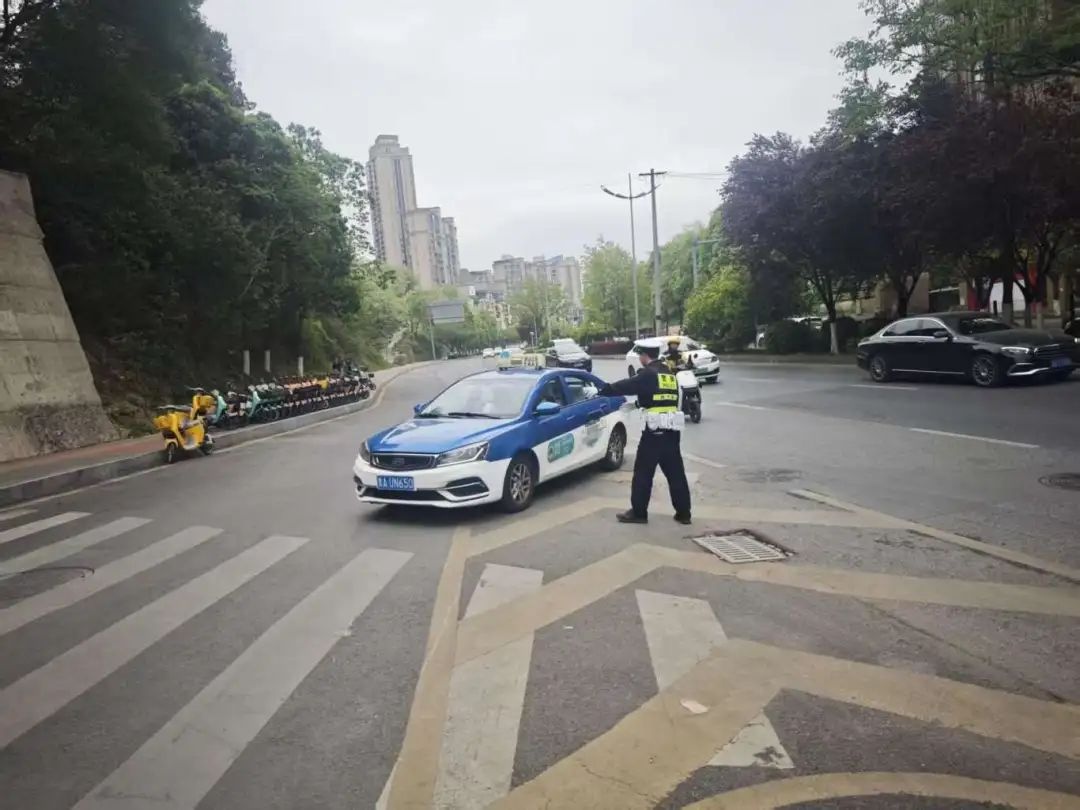 贵阳交警这波操作太给力！省医观山湖院区违停乱象为何一夜消失？  第6张