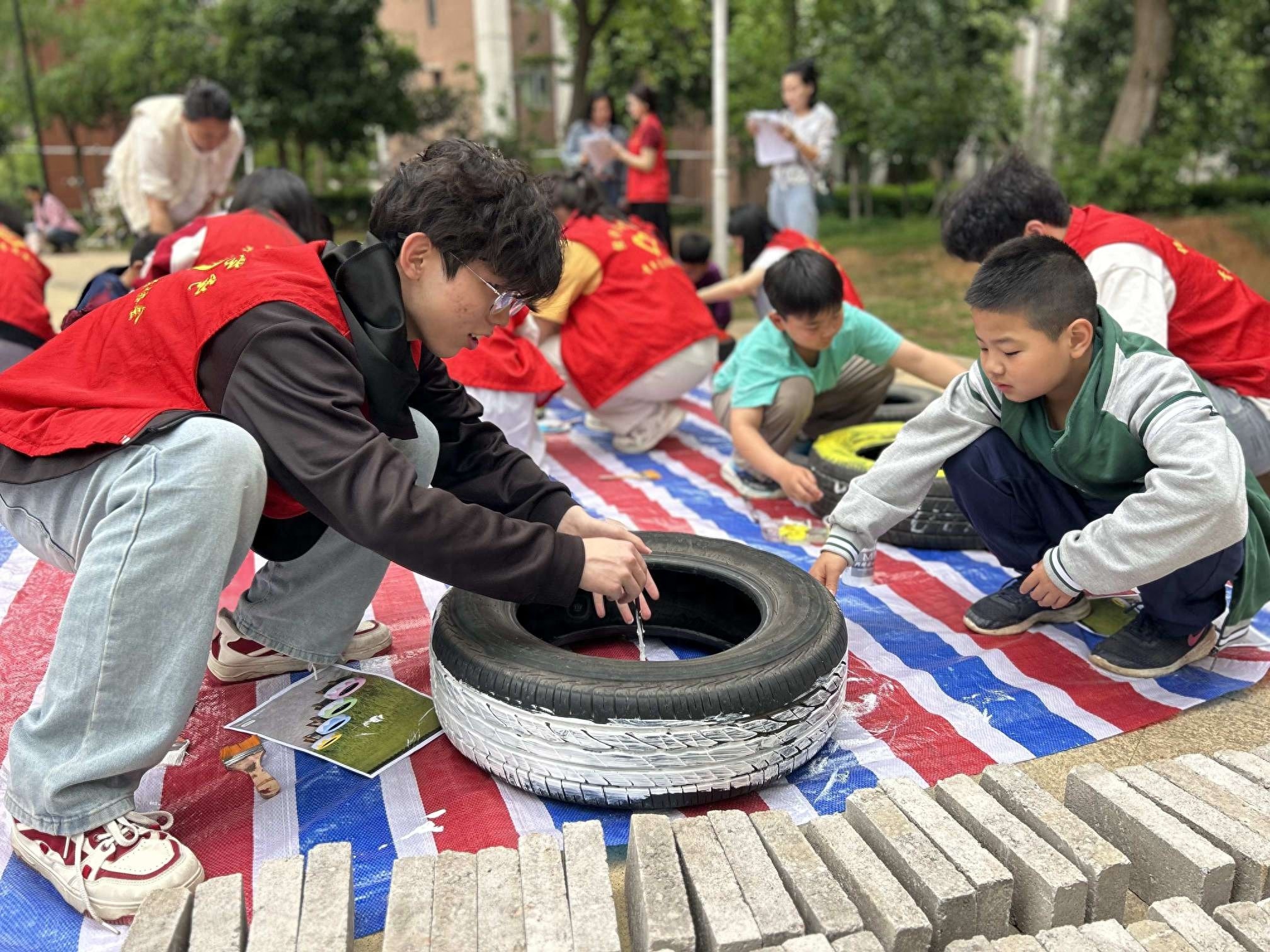 废旧轮胎变身艺术小精灵？社区花园改造计划让居民共绘美好家园