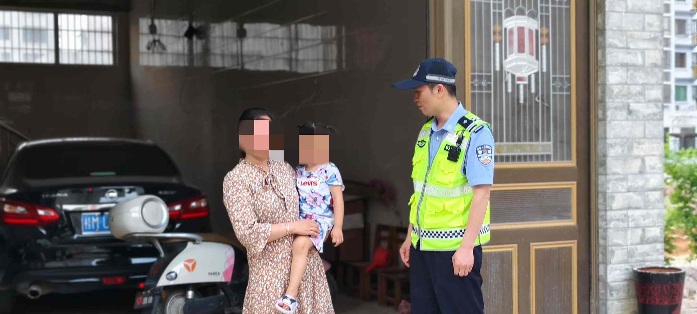 3岁小女孩独自横穿马路，警察叔叔暖心救助！背后故事让人泪目  第2张