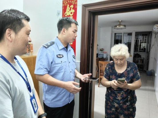 电诈骗局花样百出，你的钱袋子还安全吗？社区民警连夜入户支招  第4张