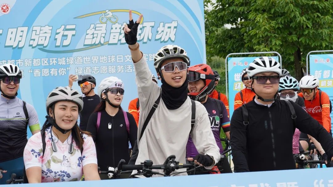 骑行者的车轮、志愿者的红马甲、市民的笑语，如何交织成献给地球的春日诗篇？  第2张