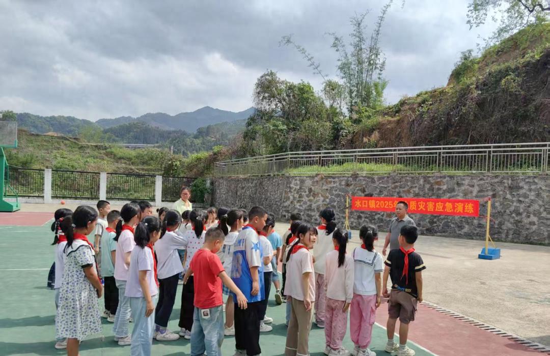 2025年地灾防范紧急避险疏散演习震撼上演！67名师生如何应对山体滑坡、泥石流？  第1张