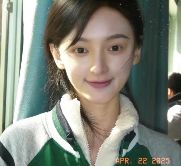 西安美院听障女大学生因长相被质疑像AI？本人回应：微调过但生图未修  第3张