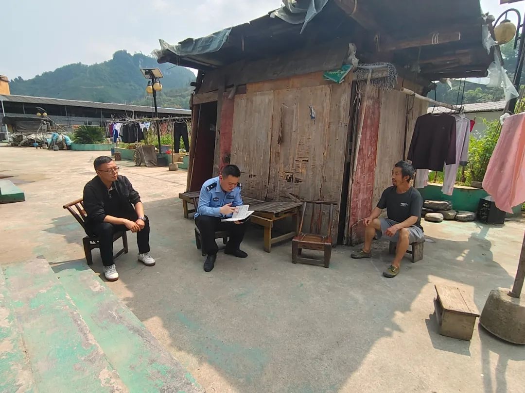 万山公安深入群众家中宣传普法，你的安全他们这样守护  第2张