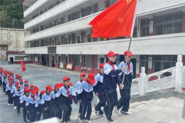 大手牵小手，共护母亲河！你愿意为绿水青山贡献一份力量吗？