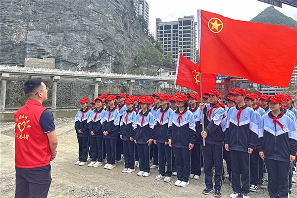 大手牵小手，共护母亲河！你愿意为绿水青山贡献一份力量吗？  第5张