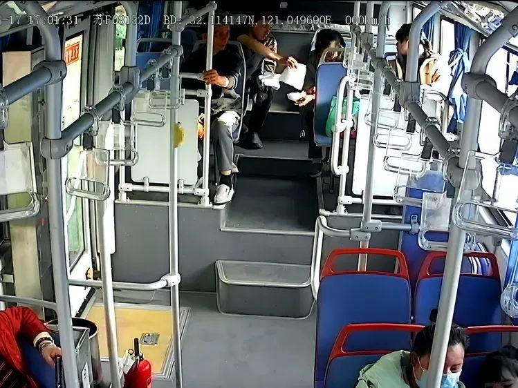 通州公交秒变急救车！这位司机的一个举动，为何让全城点赞？  第2张