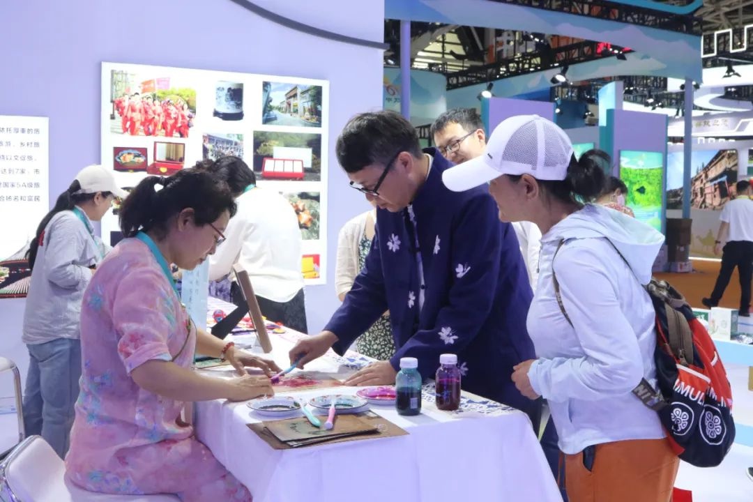 5·21 西洽会韩城展厅亮点多！非遗印花袱子凭啥吸引游客？  第2张