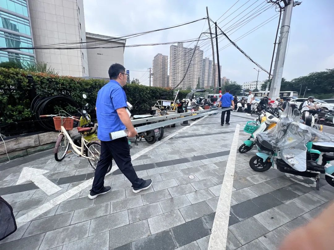 违规充电桩占公共区域存隐患！执法队员为何要拆除？  第2张