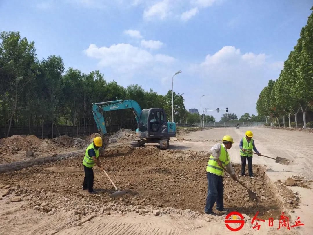 网友求助路面大坑问题，部门回应竟要等明年？究竟咋回事