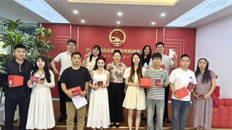 520 马边彝族自治县民政局竟为 90 余对新人打造这浪漫集体颁证仪式？