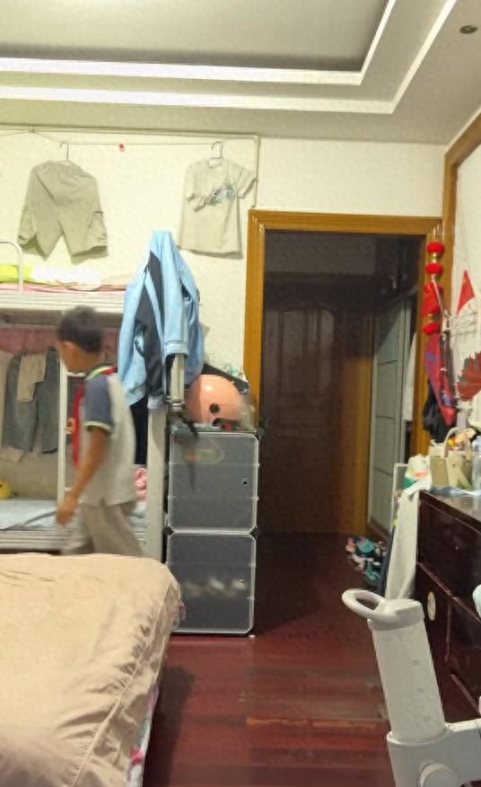 11岁新杭州男孩住不到10平米出租屋！父母辛苦他竟这样做？