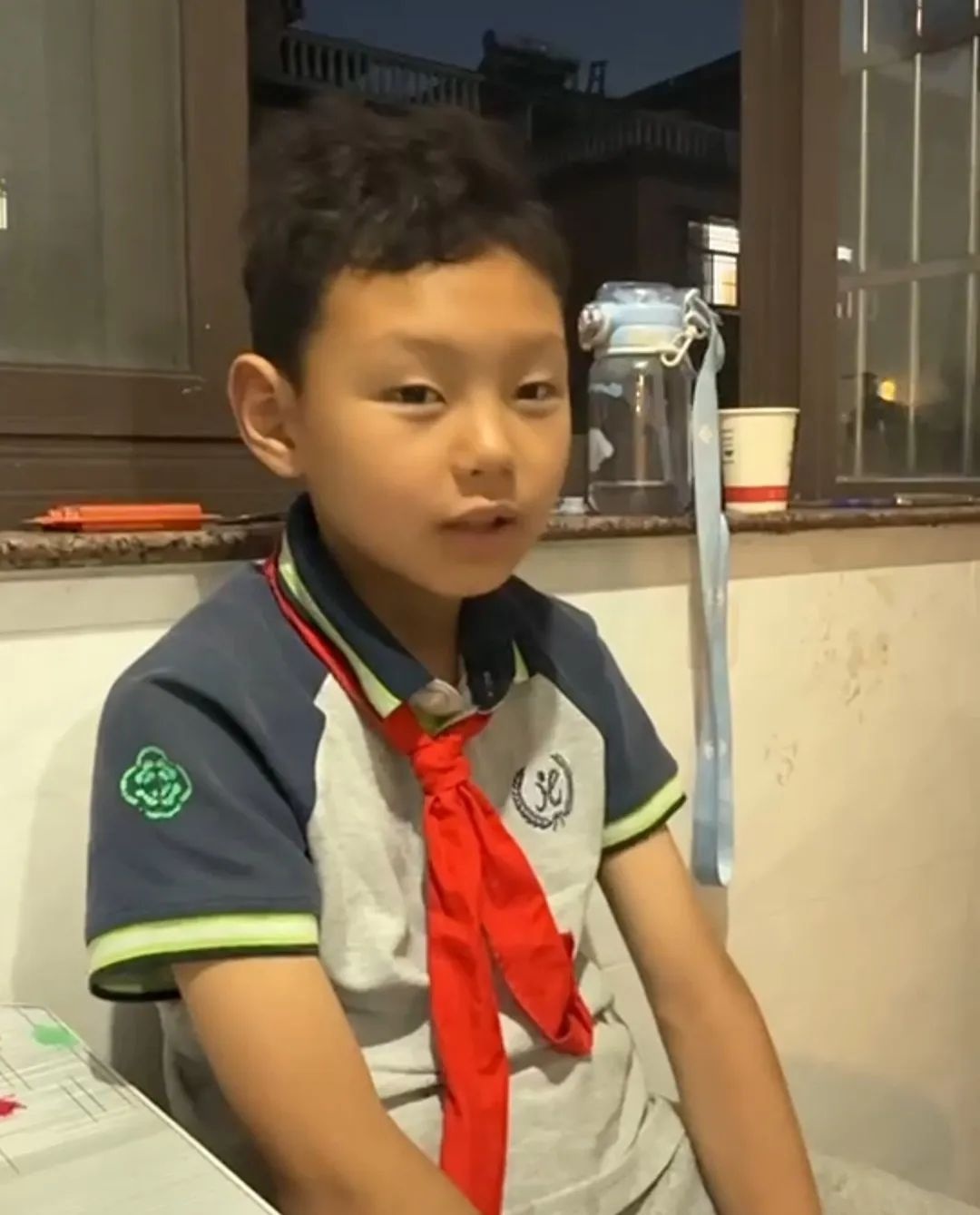11岁新杭州男孩住不到10平米出租屋！父母辛苦他竟这样做？  第3张