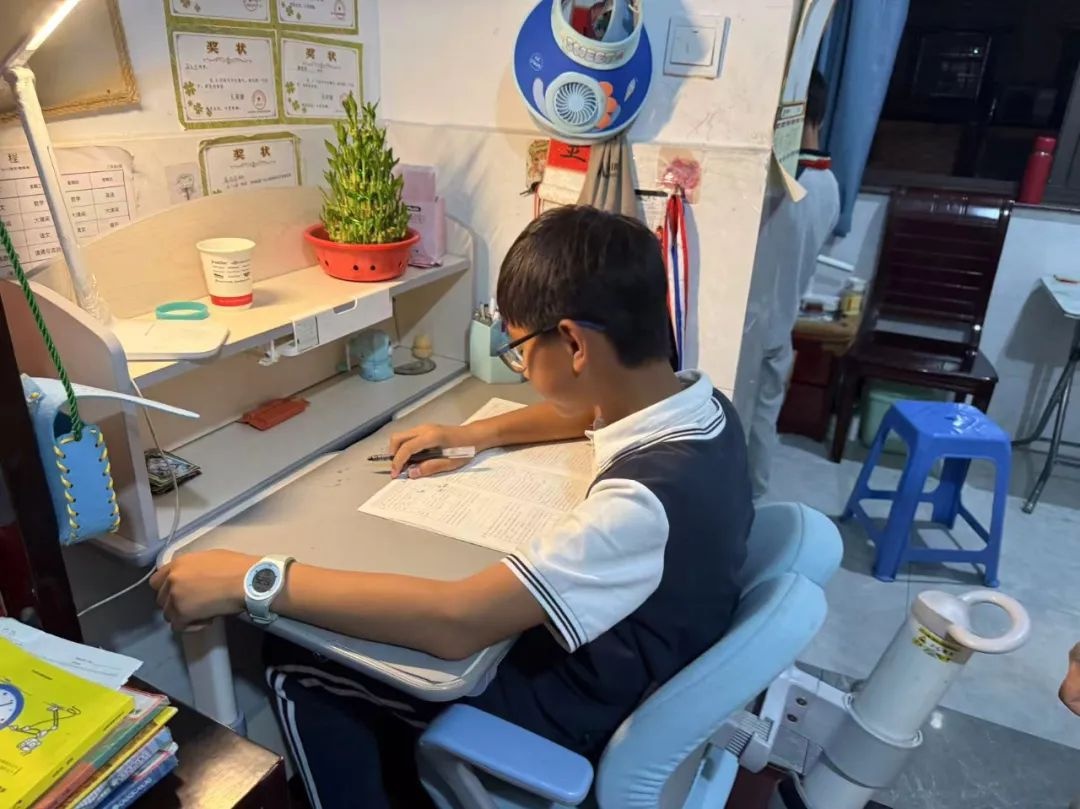 11岁新杭州男孩住不到10平米出租屋！父母辛苦他竟这样做？  第7张