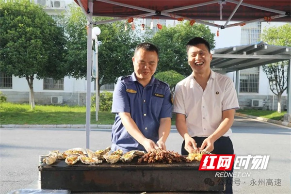 5月20日湖南高速集团永州中心收费大站竟开展烧烤活动？快来看  第2张