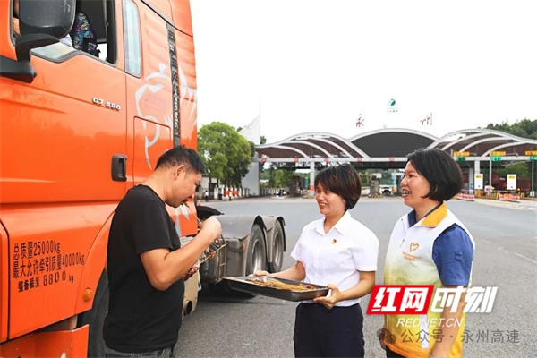 5月20日湖南高速集团永州中心收费大站竟开展烧烤活动？快来看  第3张
