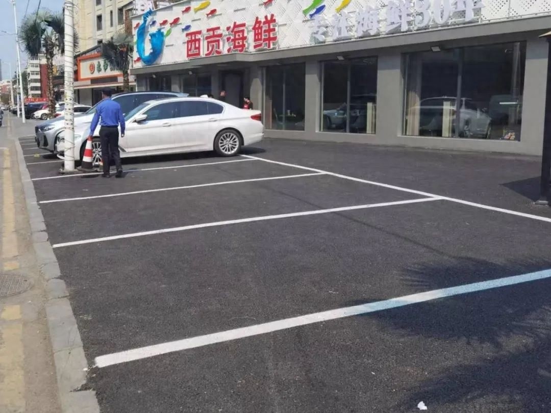 生鲜超市门前货车占道？柔性执法能否破解城市治理难题