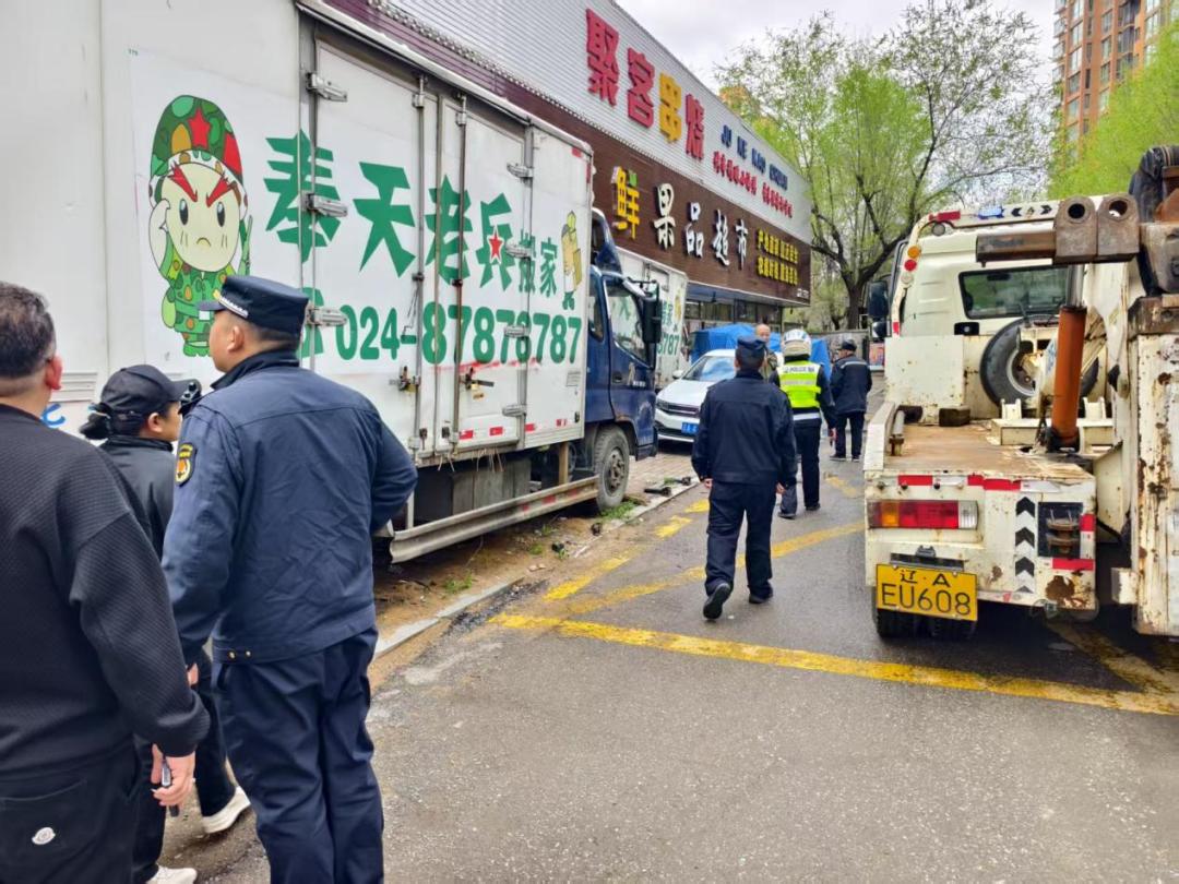 生鲜超市门前货车占道？柔性执法能否破解城市治理难题  第2张