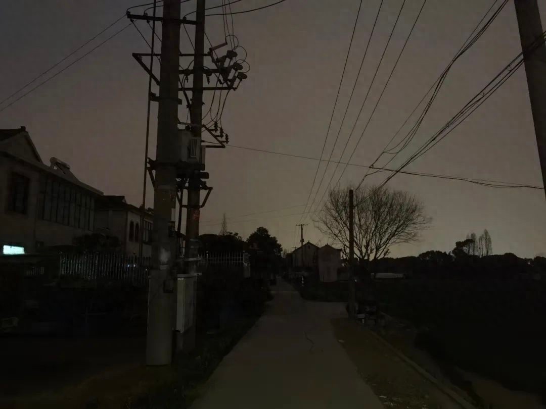 乡村路灯换新颜！太阳能路灯凭啥完胜传统路灯？你知道吗？