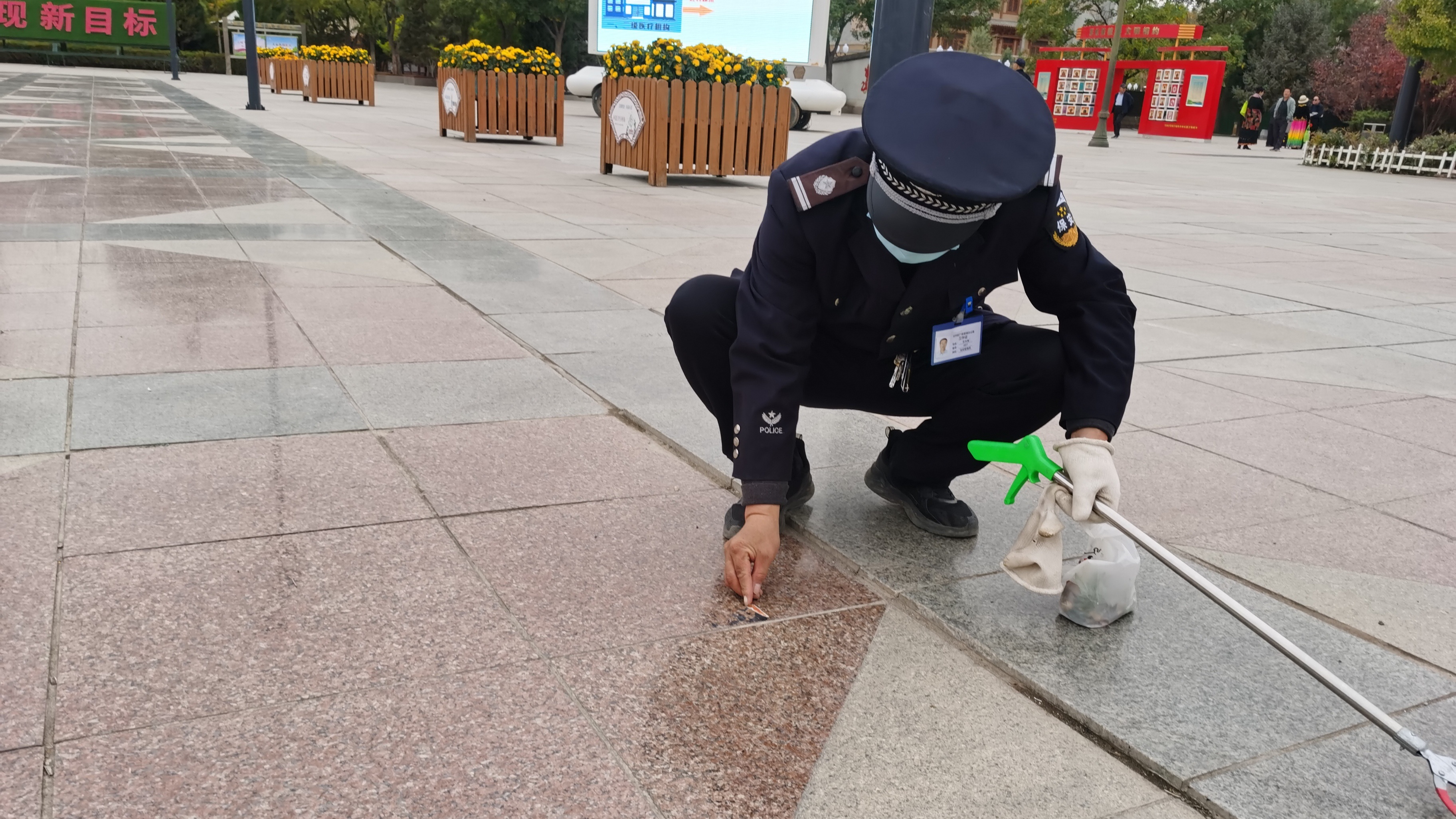 甘州区广场综合服务中心环境整治行动！垃圾烟头清理，不文明行为被制止？  第1张