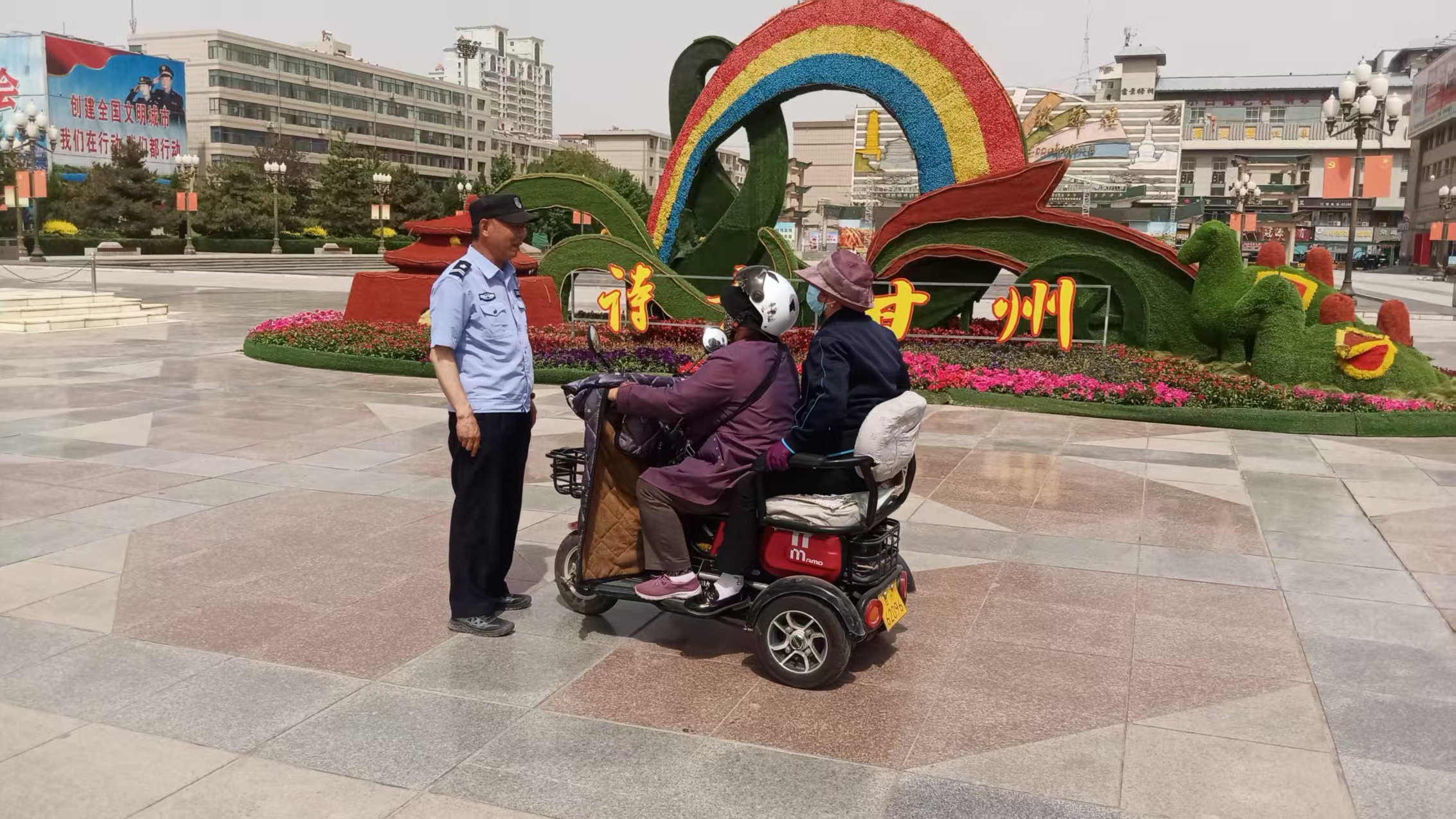 甘州区广场综合服务中心环境整治行动！垃圾烟头清理，不文明行为被制止？  第2张