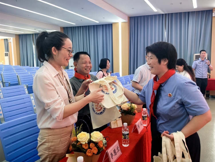 5·20海口市英才小学致敬志愿者活动，传递了哪些重要信号？  第3张