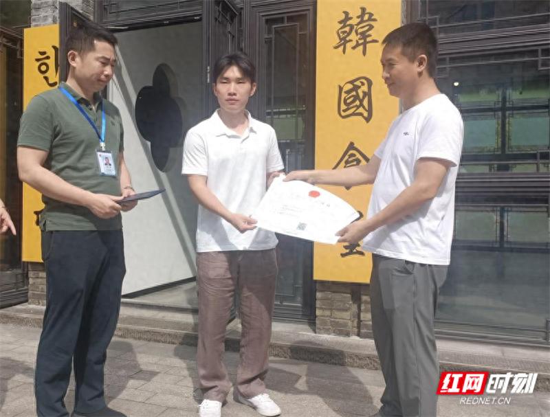 外国人在郴州遇办证难题？街道上门服务解忧愁！这是咋做到的