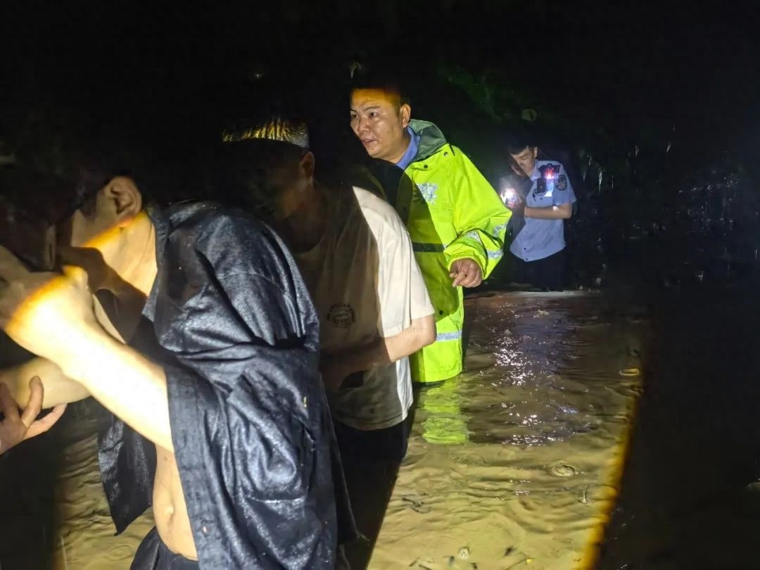 极端天气下全市公安机关如何筑牢防汛安全防线？令人震撼
