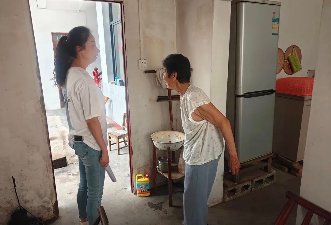 凌晨冒雨排查！崇阳天城镇干部职工如何保障群众安全？  第2张