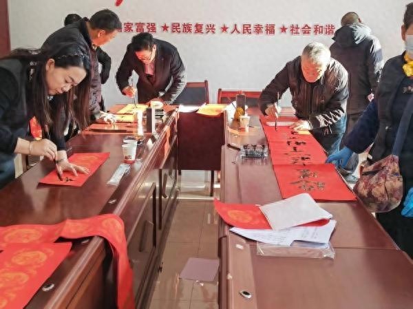 韩城市桑树坪镇如何用春联和慰问活动点燃新春的传统文化热情？