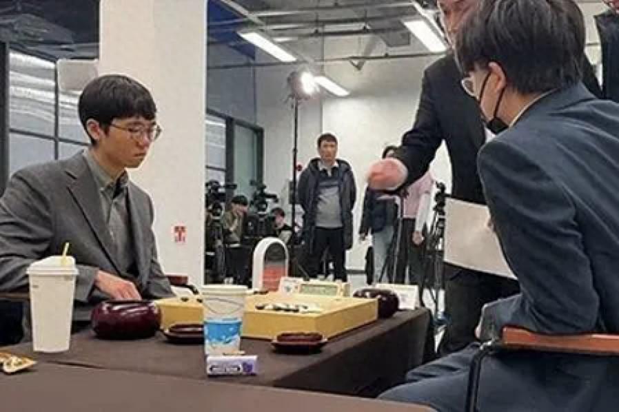 柯洁因提子未放棋盒被判负！韩国规则引发争议，围棋界首次犯规负震惊全场  第1张