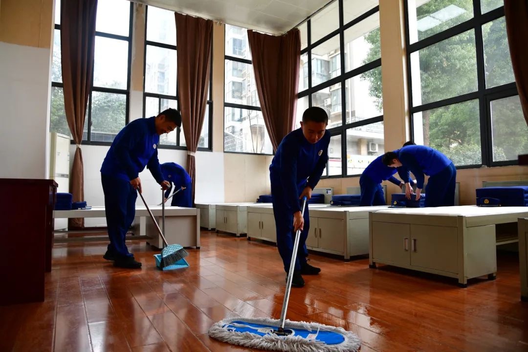 消防队员们的小年怎么过？扫尘、贴窗花、检查器材，红红火火迎新年  第1张