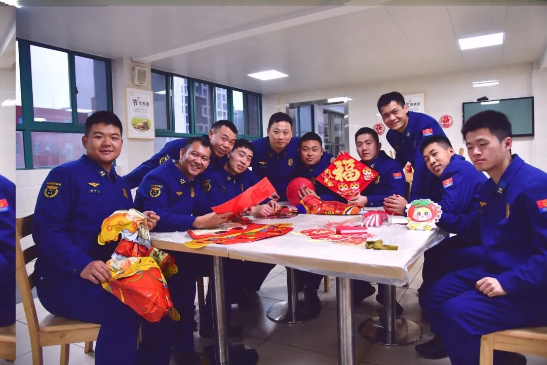 消防队员们的小年怎么过？扫尘、贴窗花、检查器材，红红火火迎新年  第2张