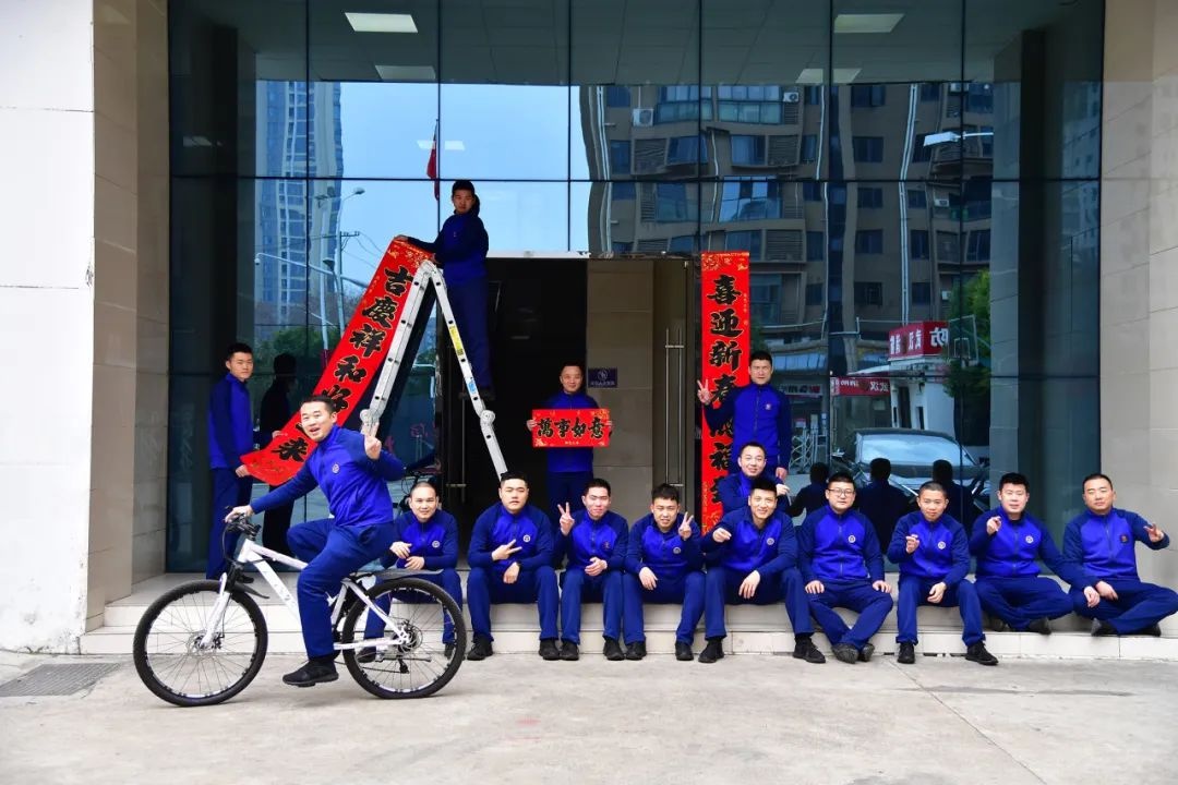 消防队员们的小年怎么过？扫尘、贴窗花、检查器材，红红火火迎新年  第4张