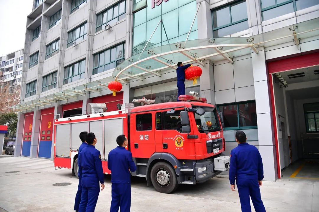 消防队员们的小年怎么过？扫尘、贴窗花、检查器材，红红火火迎新年  第5张