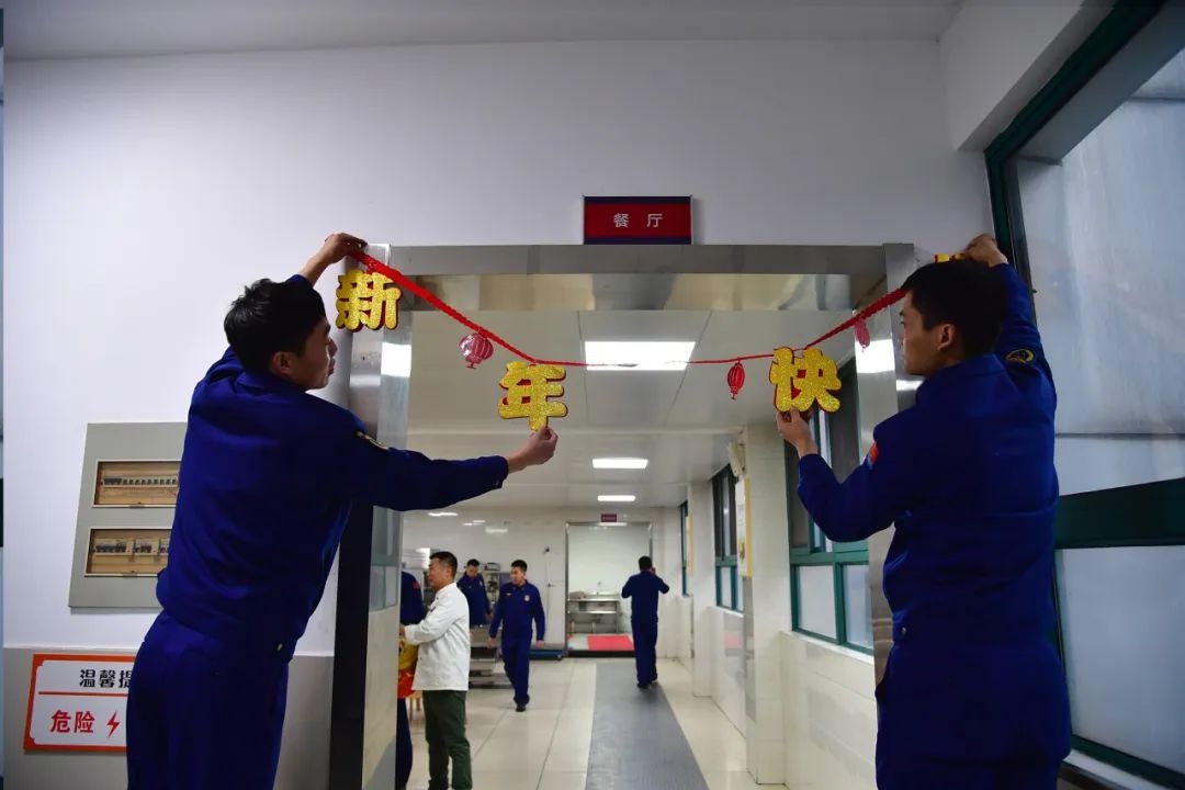 消防队员们的小年怎么过？扫尘、贴窗花、检查器材，红红火火迎新年  第6张