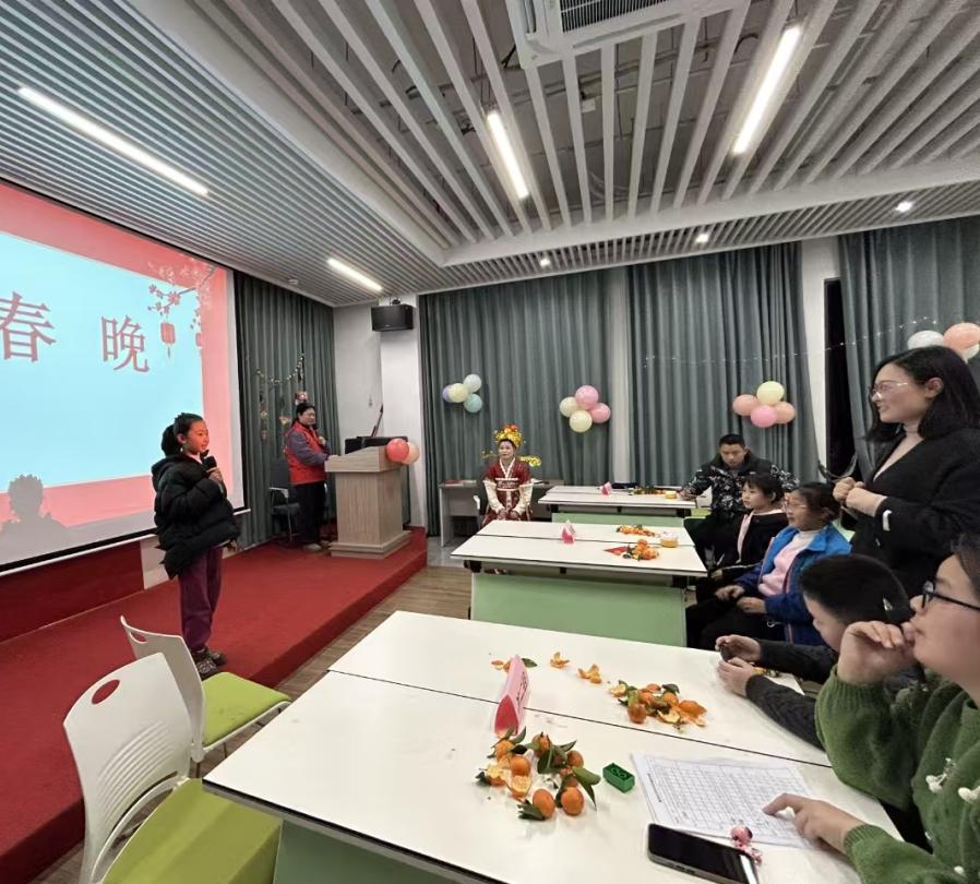 春节文化趣味挑战赛，14组家庭激烈角逐，你猜谁赢了？  第3张